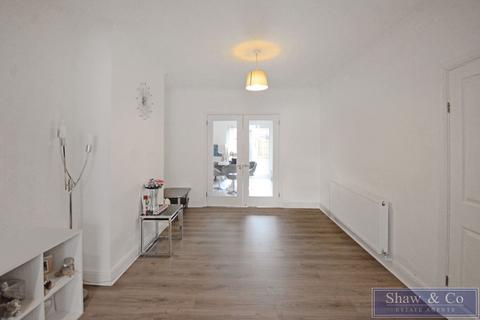 3 bedroom semi-detached house for sale - Orchard Avenue, Hounslow TW5