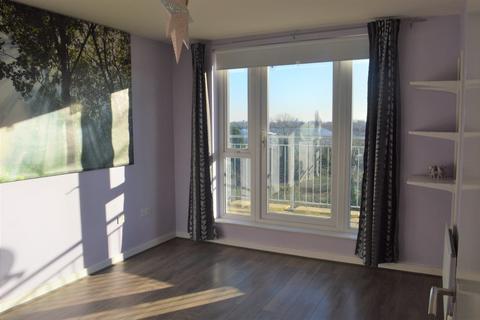 1 bedroom flat for sale, Canalside Gardens, Southall UB2