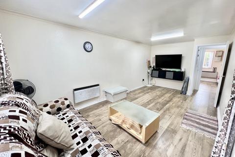 1 bedroom ground floor flat for sale, Vickers Way, Hounslow TW4
