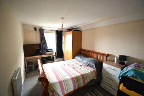 2 bedroom flat for sale, Norman Crescent, Hounslow TW5