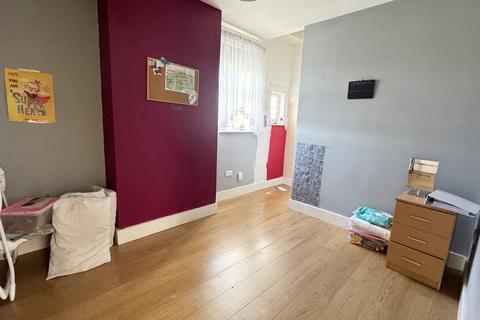 3 bedroom flat for sale, Sutton Lane, Hounslow TW3
