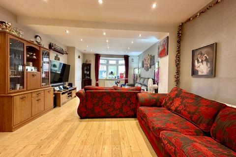 3 bedroom terraced house for sale - Straight Road, Romford