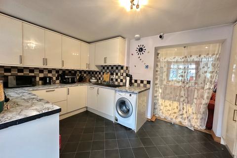 3 bedroom terraced house for sale, Straight Road, Romford
