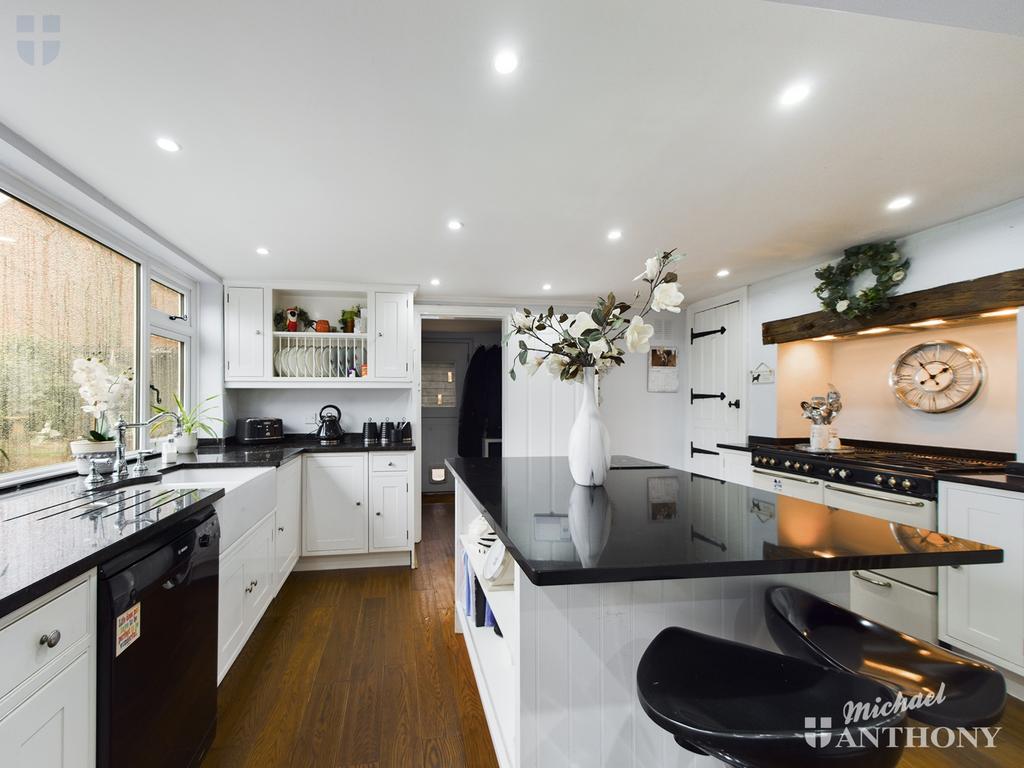 Lower Road, Stoke Mandeville 5 bed detached house for sale £900,000