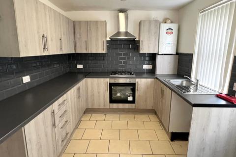 3 bedroom terraced house to rent - Gloucester Road, L6