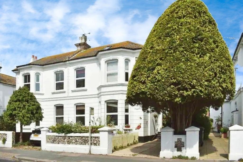 Rowlands Road, Worthing, BN11 3JU 1 bed flat to rent £995 pcm (£230 pw)