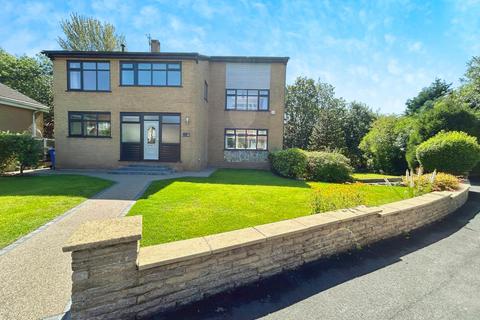 4 bedroom detached house to rent, Cedar Drive, Urmston, M41