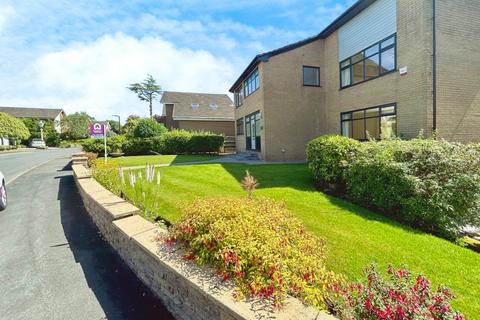4 bedroom detached house to rent, Cedar Drive, Urmston, M41