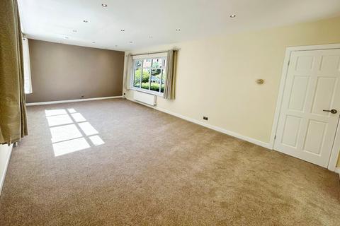 4 bedroom detached house to rent, Cedar Drive, Urmston, M41