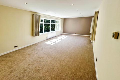 4 bedroom detached house to rent, Cedar Drive, Urmston, M41