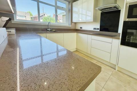 4 bedroom detached house to rent, Cedar Drive, Urmston, M41