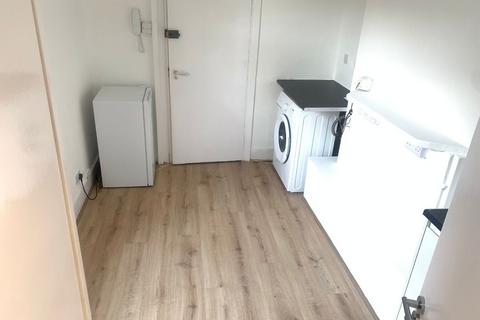 Studio to rent, London N6