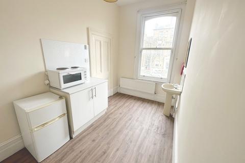 Bedsit to rent, The Drive, Hove BN3