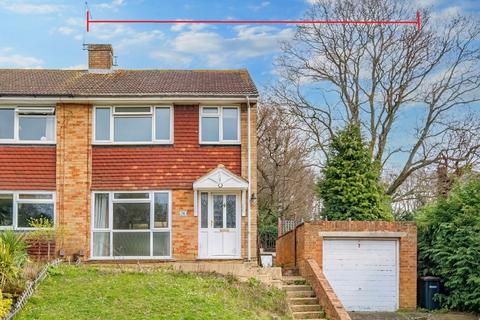 3 bedroom end of terrace house for sale - 16 Malus Drive, Addlestone, Surrey, KT15 1EP