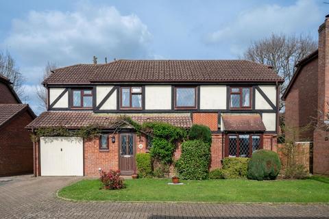 4 bedroom detached house for sale - Bodiam Close, Southwater, RH13