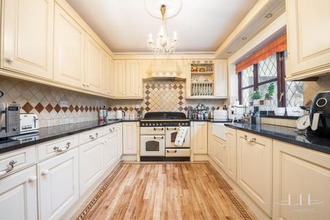 4 bedroom detached bungalow for sale - Nags Head Lane, Brentwood