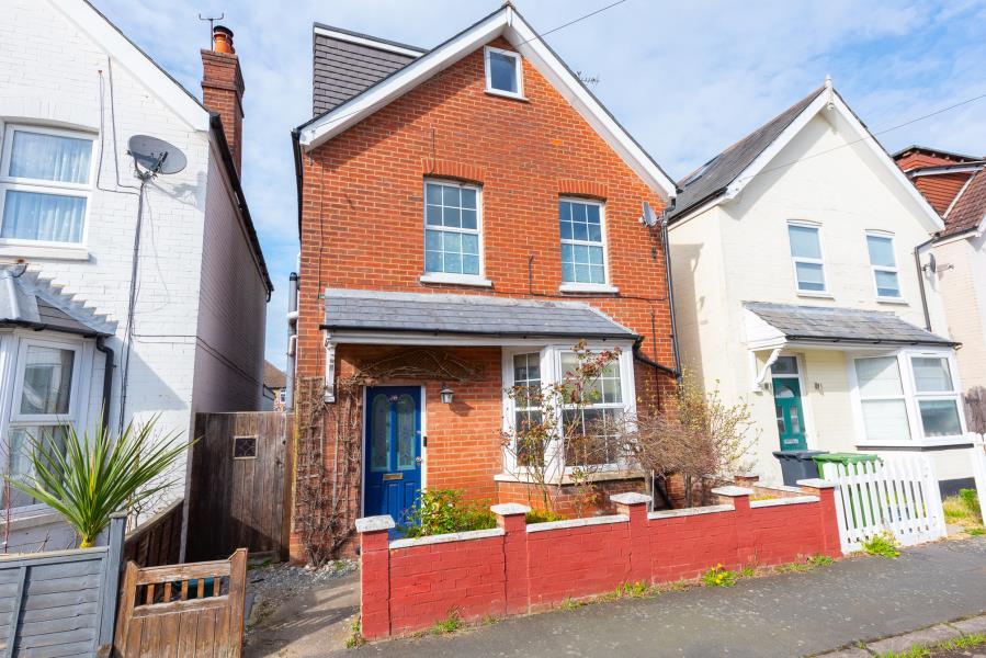 Camberley 3 bed detached house to rent £2,200 pcm (£508 pw)