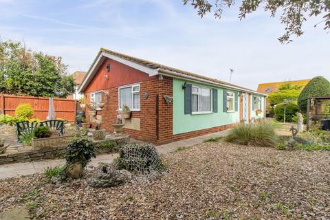 3 bedroom detached bungalow for sale - Kingsgate Avenue, Broadstairs, CT10