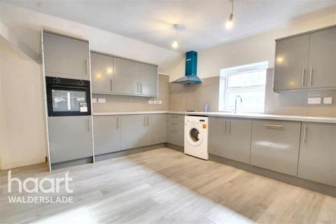2 bedroom flat to rent, Luton Road, Chatham, ME4