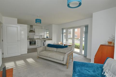 1 bedroom flat for sale - Hurst Avenue, Blackwater  GU17