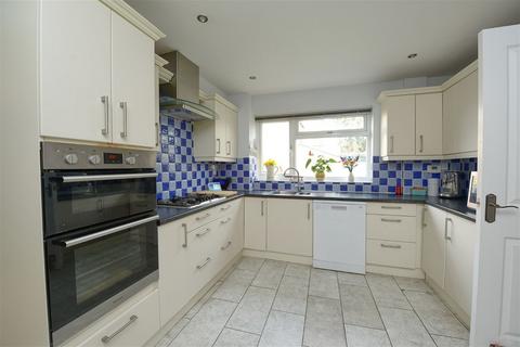 2 Caswall Ride, Yateley, GU46 6BN