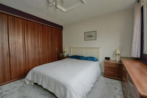 2 Caswall Ride, Yateley, GU46 6BN