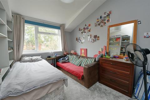 2 Caswall Ride, Yateley, GU46 6BN
