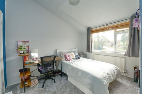 2 Caswall Ride, Yateley, GU46 6BN