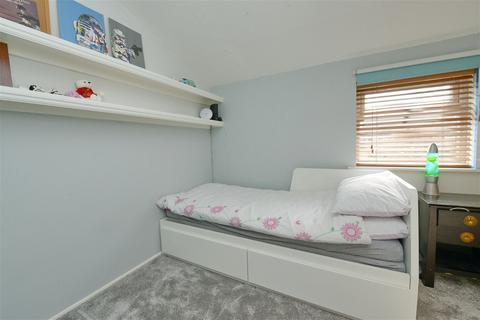 2 Caswall Ride, Yateley, GU46 6BN