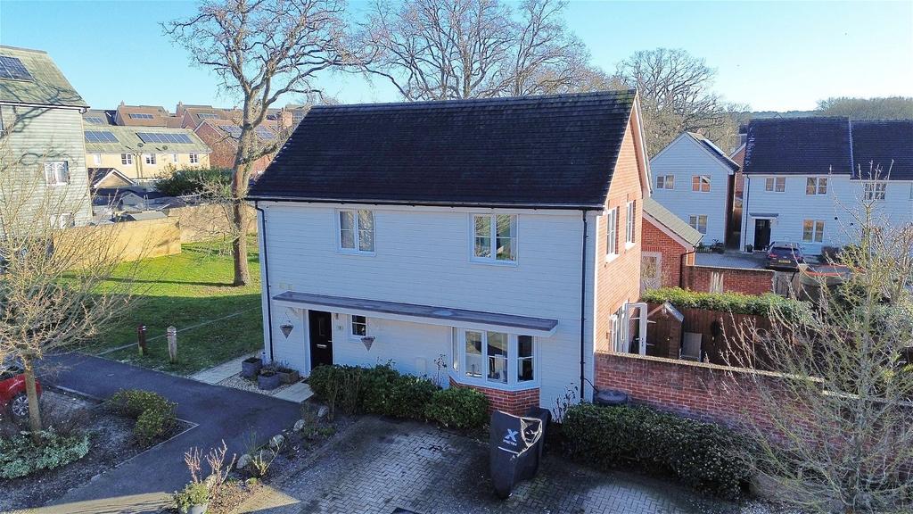 Grant Drive, Fleet GU52 3 bed semidetached house for sale £435,000