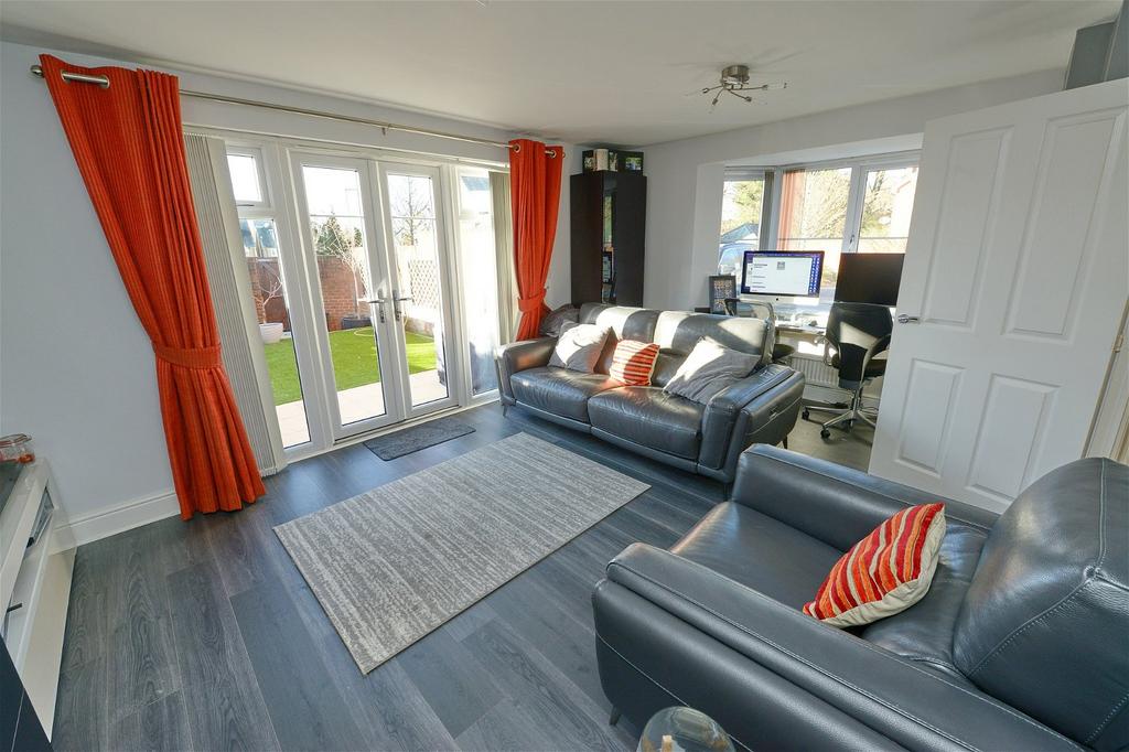 Grant Drive, Fleet GU52 3 bed semidetached house for sale £435,000
