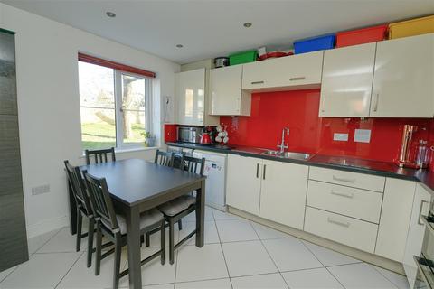 11 Grant Drive, Church Crookham, Fleet, GU52 8AL