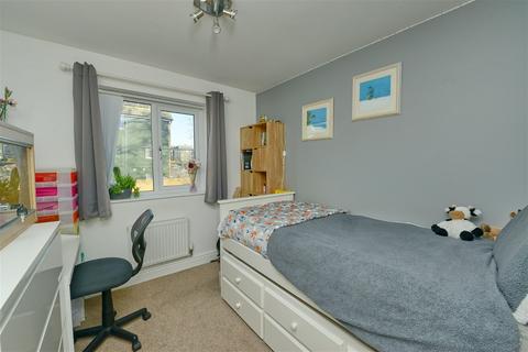 11 Grant Drive, Church Crookham, Fleet, GU52 8AL