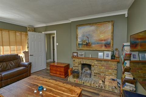 10 Bishops Road, Farnham, GU9 0JA