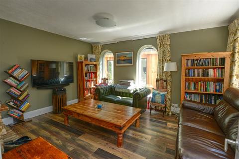 10 Bishops Road, Farnham, GU9 0JA