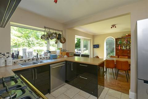 10 Bishops Road, Farnham, GU9 0JA
