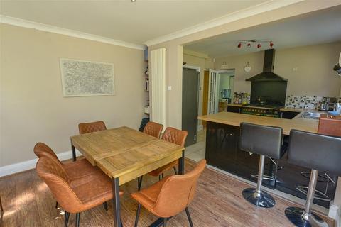 10 Bishops Road, Farnham, GU9 0JA