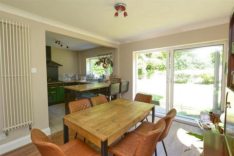 10 Bishops Road, Farnham, GU9 0JA