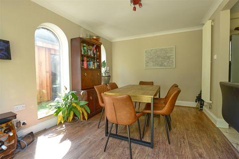 10 Bishops Road, Farnham, GU9 0JA