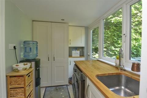10 Bishops Road, Farnham, GU9 0JA