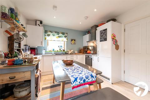2 Hamlet Close, London, SE6 4BF