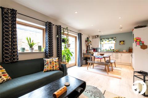 2 Hamlet Close, London, SE6 4BF