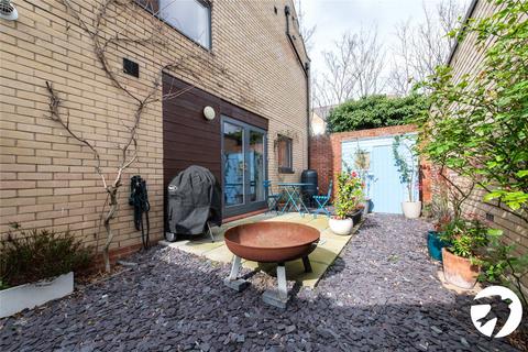 2 Hamlet Close, London, SE6 4BF