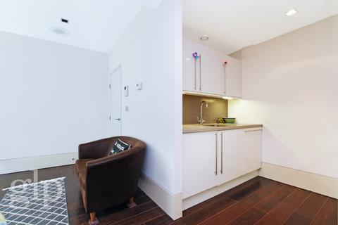 Studio to rent, Slingsby Place WC2E