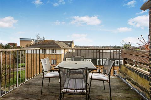 4 bedroom flat for sale, Monnery Road, London