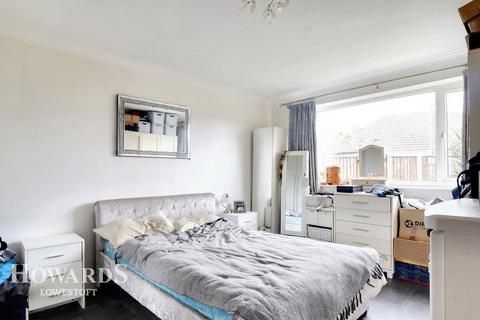 2 bedroom detached bungalow for sale, Greenacre Crescent, Lowestoft