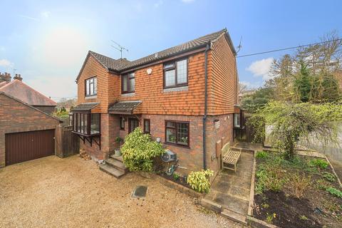12 Crofts Close, Chiddingfold, Godalming, GU8 4SG
