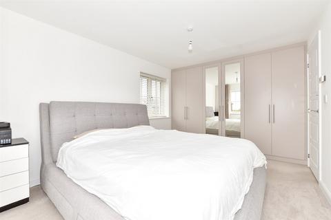 22 Lake Drive, Hythe, CT21 4BN