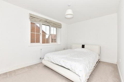 22 Lake Drive, Hythe, CT21 4BN