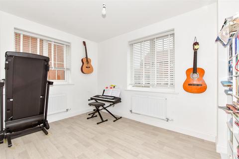 22 Lake Drive, Hythe, CT21 4BN